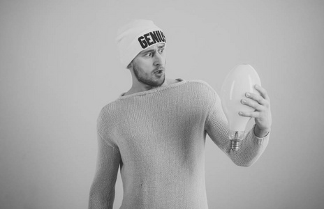 创意柠檬片表情理念和创意理念.表情糊涂的人有想法, 粉红色的背景.