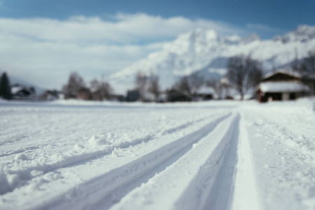 奥地利越野滑雪坡美丽的山景模糊的背景