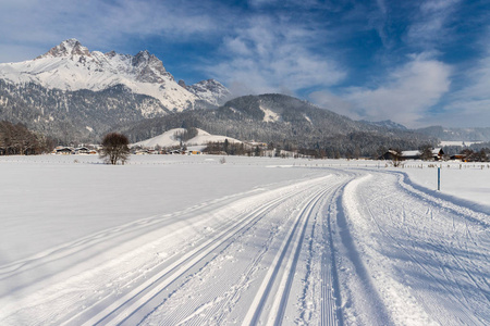 越野滑雪斜坡奥地利美丽的山景