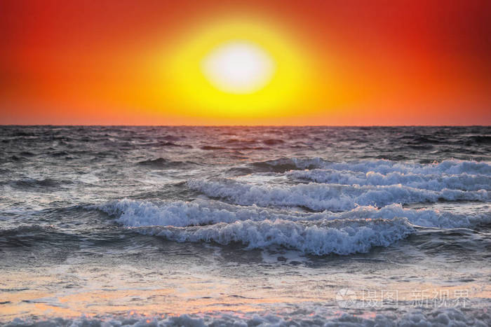 美丽的夏日日出,在暴风雨的海面上,海景照片-正版商用图片18i8jm-摄图