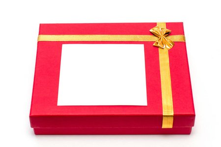白色背景上的红色礼品盒。 漂亮的包装。 送给女孩一个女人的礼物。 为了你