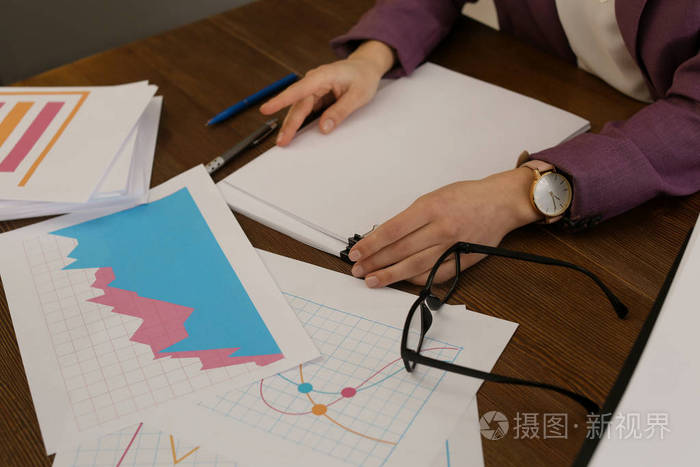 女商人在办公室桌子特写上处理文件文本空间