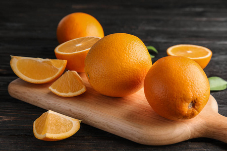 木制桌子上有新鲜多汁的橘子。 健康水果