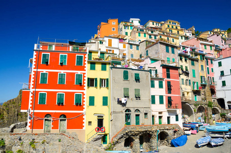 意大利传统的典型渔村，国家公园Cinque Terre，五颜六色的建筑物，房子，近山，船，晴空背景，意大利利古里亚