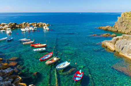 在里马格尔村国家公园Cinque TerreLigurian和地中海沿岸的意大利里维埃拉迪莱万特利古里亚小港的透明水域上捕鱼的彩