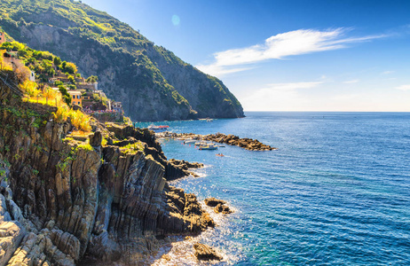 国家公园Cinque Terre海岸Ligurian和地中海沿岸的岩石和悬崖海岸线，晴天蓝天复制空间Riomaggiore村Li