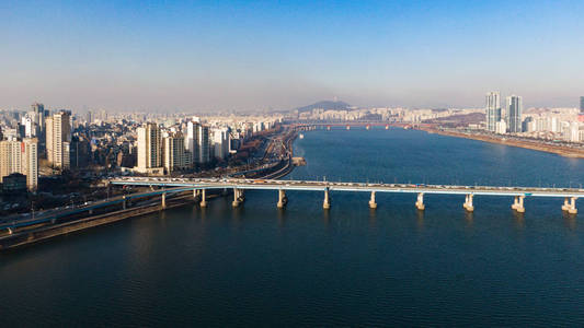 首尔被无人机带走, 韩国。过河的桥梁