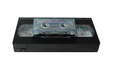 音频磁带盒和VHS视频磁带盒隔离在白色背景上。