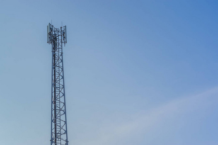 背景蓝天的现代技术信号传输塔