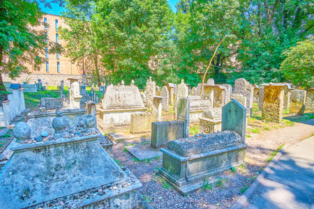 历史悠久的犹太墓地在Kazimierz地区，周围有郁郁葱葱的花园和树荫，波兰克拉科夫。