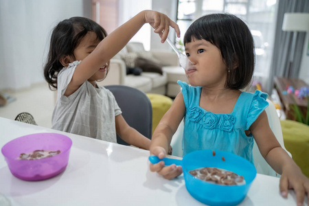 亚洲幼儿在早上吃早餐