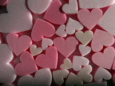 各种大小的粉红色3D心脏形状的混合