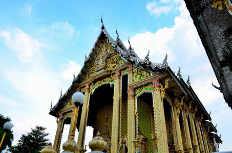 美丽的泰国寺庙金佛像在泰国寺庙中的泰国风格。 老佛像