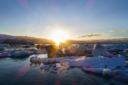冰岛冰川泻湖在夕阳中
