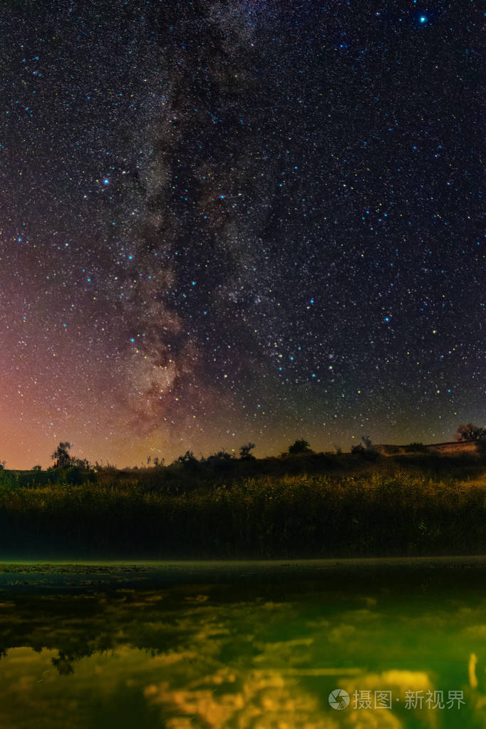 乌克兰克里沃罗格的夜景银河系湖面上的银河景色夜晚的