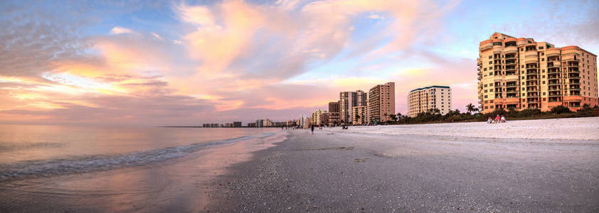 佛罗里达州南马科岛海滩的粉红色和金色日落天空