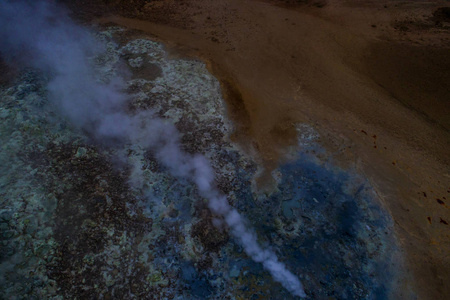 冰岛航空摄影被无人机捕捉到。在活跃的火山活动地区，hveraronf的美丽景观