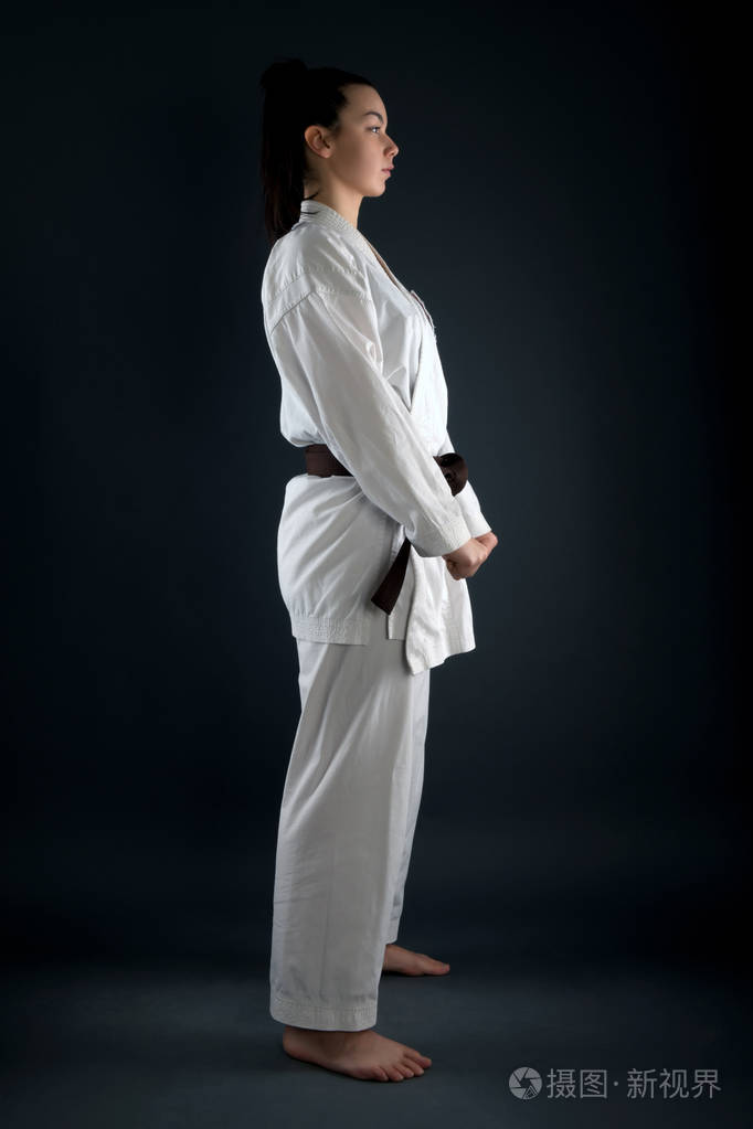 年轻女子练空手武术