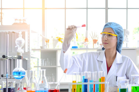 女科学家在实验室做实验。照片概念的医疗保健技术和药物研发。
