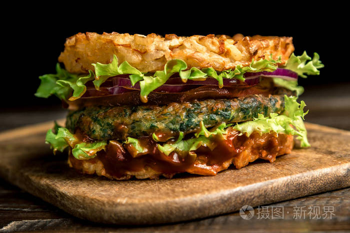 健康的米饭汉堡,蔬菜,草药和小切片. 水平框架