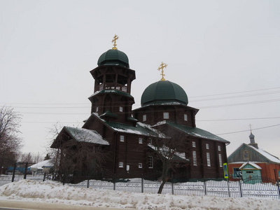 俄罗斯Alikovo Chuvashia村有一座木制教堂的冬季景观