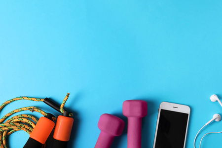 平面布局构图与健身健身房设备的颜色背景。 文本空间