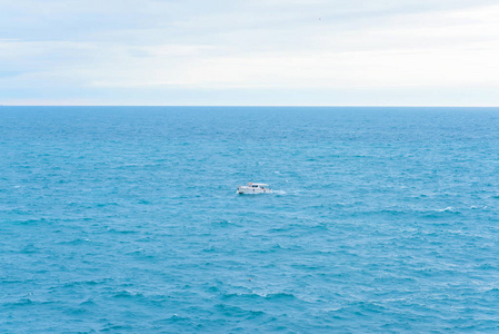 巴拉克拉瓦堤。 浅色的船。 蓝色的水。 岩石海岸。 水面的纹理。 海上的渔网。 黑海。 雅尔塔。 在克里米亚休息。 沿着海滩散步