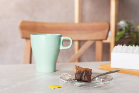 碟子勺子，用过的茶杯和杯子放在桌子上。 文本空间