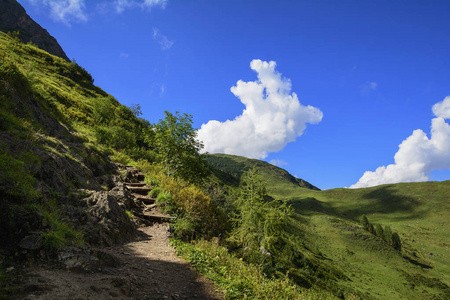 美丽的风景，在两个小时的小径，Wildseeloder房子和Wildsee湖，历史和自然保护区在阿尔卑斯山费伯布伦奥地利。