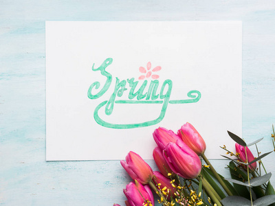 美丽的郁金香和绿色字母的春天