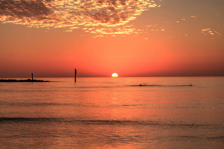 日落时在南马可岛海滩上空用红色的天空