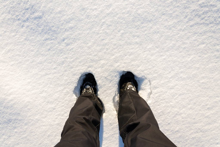 穿着防水冬靴穿着鲜雪黑裤白色复印空间背景新年决心运动理念