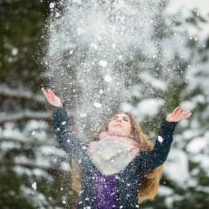 有趣的女孩在一个惊人的冬天玩雪。