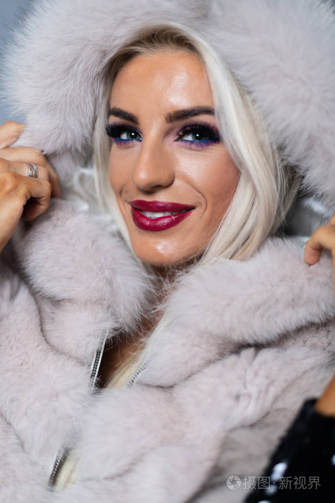 白人背景下的金发女人穿着衣服-年轻,健康的高加索女性模特