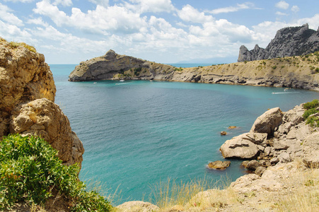 白天的海景和海岸线