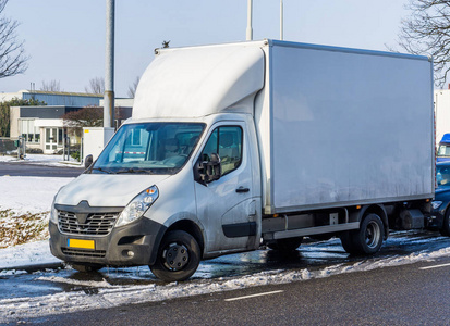 冬季停放的白色卡车物流和运输业务车辆和设备