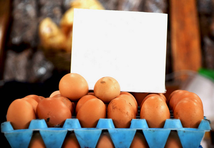 鸡蛋在市场上出售，上面有一个空的白色标志