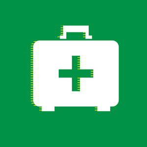 医疗急救箱标志。 矢量。 白色平面图标与黄色条纹阴影在绿色背景。