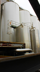 啤酒厂白色储罐，用于加工和保存在工厂内。 工厂的外部加工和运输罐。