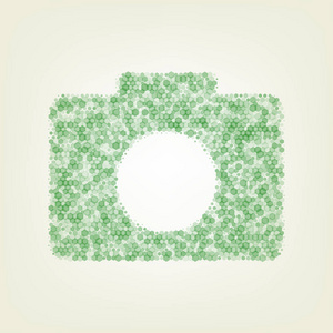 数码相机标志。 矢量。 绿色六边形改变图标和噪音不透明度和大小在浅绿色背景与中心灯。