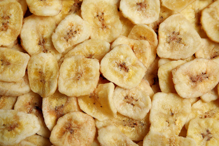 甜香蕉片作为背景顶部视图。 干果，健康小吃