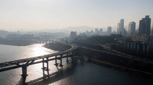 首尔被无人机带走, 韩国。过河的桥梁