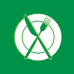 叉子刀和盘子标志。 矢量。 白色平面图标与黄色条纹阴影在绿色背景。