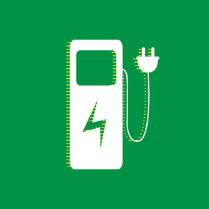 电动汽车充电站标志。 矢量。 白色平面图标与黄色条纹阴影在绿色背景。