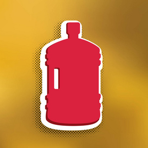 塑料瓶剪影标志。 矢量。 洋红图标与更深的阴影白色贴纸和黑色波普拉特阴影在黄金背景。
