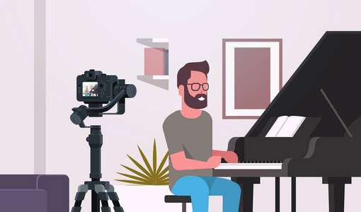 家伙音乐博主录制视频相机人演奏古典钢琴音乐博客概念现代公寓内部特写镜头水平