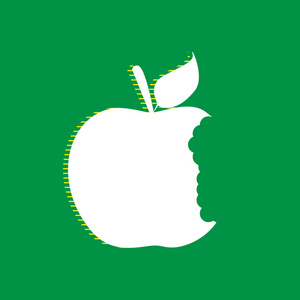 咬苹果标志。 矢量。 白色平面图标与黄色条纹阴影在绿色背景。