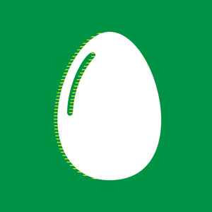 鸡蛋标志。 矢量。 白色平面图标与黄色条纹阴影在绿色背景。