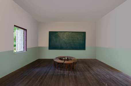 学校里有一个古色古香的教室，里面有一排空木桌木椅和长椅书桌和椅子黑板