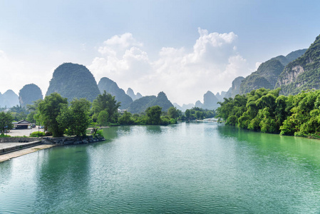 桂林阳朔县玉龙河蔚蓝的景色令人惊叹。 夏日的蓝天背景上可以看到美丽的喀斯特山。 奇妙的风景。